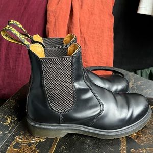 Dr. Martens 2976 Smooth Leather Chelsea Boots